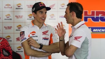 Alberto Puig dialoga con Marc M&aacute;rquez.