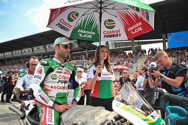 El piloto francés Johann Zarco, del equipo Castrol Honda LCR, se sienta en su moto antes del inicio del Gran Premio de Austria.