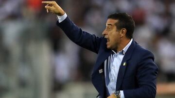 Delfín anuncia la salida de su DT antes de recibir a Colo Colo