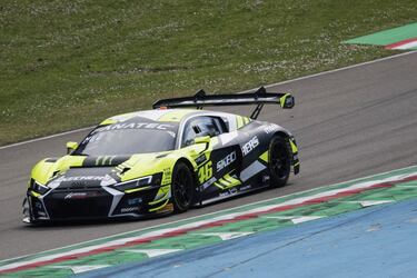 Haga lo que haga, a Valentino Rossi siempre se le recordará por su carisma y las nueve coronas de MotoGP (1 de 125cc, 1 de 250cc, 1 de 500cc y 6 de MotoGP). El italiano agrandó la historia del Mundial y después de 26 temporadas dio un nuevo giro a su vida deportiva que le llevó hasta el automovilismo. Aunque no por primera vez. El Doctor hizo camino antes de abandonar las dos ruedas con participaciones en eventos de resistencia como las 12H del Golfo u otros como el Rally de Monza que finalizó segundo en 2018, además de coquetear con la F1 al volante de un Ferrari en 2008 y un Mercedes en 2019. Pero finalmente, su era como piloto de coches ha comenzado en la copa GT de la World Challenge Tour al volante de un Audi R8 LMS GT3, mientras contempla en el horizonte las 24H de Le Mans.