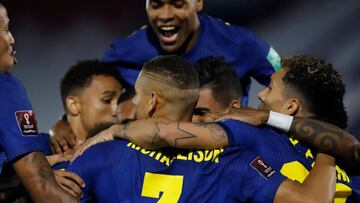 AMDEP3957. ASUNCIÓN (PARAGUAY), 08/06/2021.- Jugadores de Brasil celebran un gol hoy, durante un partido de las eliminatorias sudamericanas entre Paraguay y Brasil para el Mundial de Catar 2022 en el estadio Defensores del Chaco en Asunción