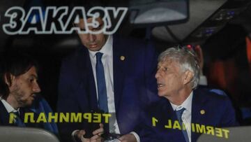 KAZ06. KAZÁN (RUSIA). 12/06/2018.- El entrenador de Colombia, José Pekermán (d), sale hoy, martes 12 de junio de 2018, del aeropuerto de Kazán (Rusia). Colombia se concentrará en la capital de Tartaristán para el