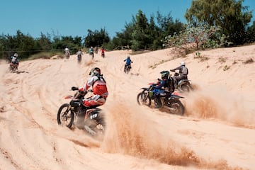 Varios competidores pasan por una duna de arena durante el Campeonato de motocross de Senegal. La carrera, que se celebró junto al famoso Lago Rosa, cerca de la capital del país, Dakar, reunió a riders de Costa de Marfil, Burkina Faso y Marruecos, así como a pilotos locales, que compitieron por el premio nacional en varias categorías.