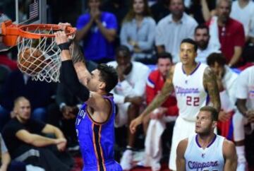 Steven Adams machaca el aro ante Matt Barnes y Blake Griffin.