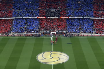 Los equipos saliendo al césped del Camp Nou.