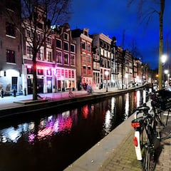 Amsterdam prohibirá fumar cannabis en el barrio rojo