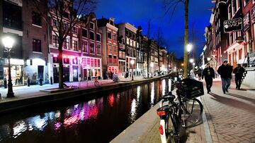 FILE PHOTO: Several popular sex clubs in Amsterdam's "Red Light" district closes their doors in response to a rapidly expanding coronavirus outbreak, in Amsterdam, Netherlands, March 15, 2020. REUTERS/Piroschka van de Wouw/File Photo