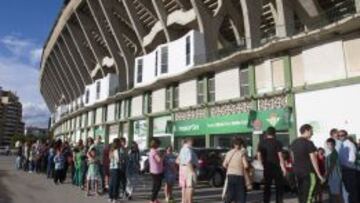 Colas de aficionados en el estadio del Betis.
