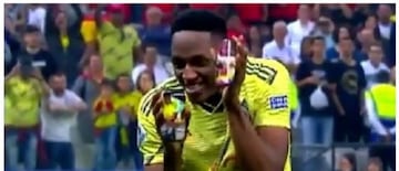 Yerry Mina y su celebración tras anotar su penal