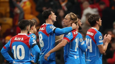 Los jugadores del Atlético aplauden a la afición rojiblanco a la conclusión del choque.