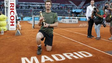 El tenista británico Andy Murray posa con el trofeo de campeón del Mutua Madrid Open 2015 tras ganar en la final a Rafa Nadal.