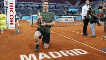 El tenista brit&aacute;nico Andy Murray posa con el trofeo de campe&oacute;n del Mutua Madrid Open 2015 tras ganar en la final a Rafa Nadal.
 
 