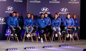 Ocho jugadores, cuatro del primer equipo masculino y cuatro del primer equipo femenino, junto a Simeone y Óscar Fernández, entrenadores de ambos equipos, estuvieron presentes en el acto de entrega de coches por parte del patrocinador Hyundai.