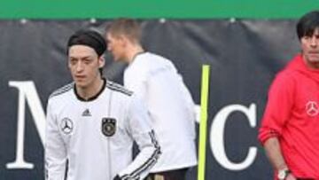 Mesut Özil se entrena bajo la atenta mirada del seleccionador alemán Joachim Löw.