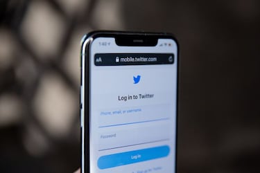 Elon Musk valora Twitter por la mitad de lo que la compró