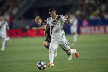 Tras jugar dos años para el Groningen de Holanda, el joven mexicano de 22 años decidió fichar en 2019 por el LA Galaxy de la MLS.