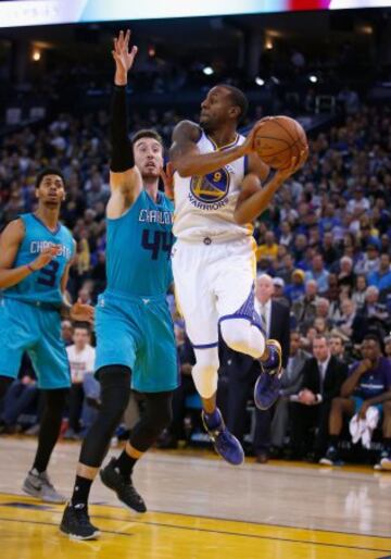 Andre Iguodala busca el pase ante Frank Kaminsky III.