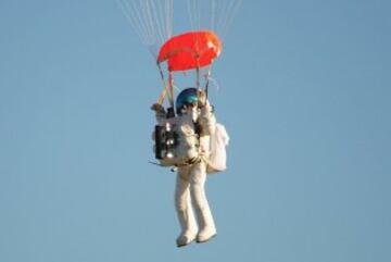 Eustace ascendió en un globo de helio sobre el desierto de Nuevo México (EE UU) y se lanzó en caída libre alcanzando una velocidad máxima de 1.322 kilómetros por hora (822 millas por hora), rompiendo la barrera del sonido y superando así también en velocidad el récord de Baumgartner.El ejecutivo de Google llevaba un traje presurizado como el de los astronautas diseñado especialmente para soportar altitudes y velocidades extremas como las que ha soportado durante la caída libre, antes de desplegar el paracaídas.Eustace, que tardó dos horas en ascender en globo hasta los 41.150 metros, descendió en tan sólo un cuarto de hora.