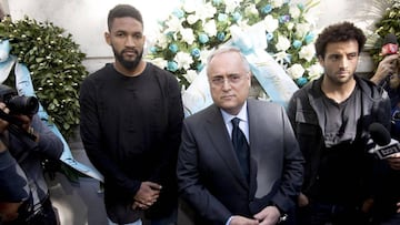 EPA5487. ROMA (ITALIA), 24/10/2017.- El presidente del Lazio, Claudio Lotito (c), y los jugadores Wallace (i) y Felipe Anderson participan en una ofrenda floral en la sinagoga de Roma, Italia, hoy 24 de octubre de 2017.Lotito encabez&oacute; a una delegaci&oacute;n del equipo despu&eacute;s de que varios ultras del equipo profirieran insultos antisemitas y usaran la imagen de la joven jud&iacute;a Anna Frank para ofender a los seguidores Roma el pasado domingo. La Federaci&oacute;n de F&uacute;tbol italiana (FIGC) abri&oacute; hoy una investigaci&oacute;n por el incidente. EFE/ Claudio Peri