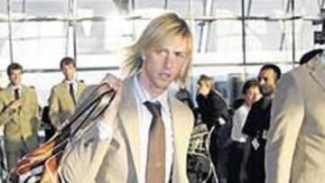 <b>GUTI AL MANDO. </b>El canterano será el director de juego del Madrid. Ayer, a su llegada a Tarragona.