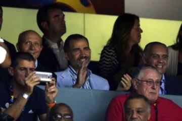 El rey Felipe VI junto al ministro de Cultura, José Ignacio Wert, asisten al partido de octavos de final del Mundial de Baloncesto 2014.