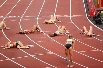 Las atletas en el suelo después de las eliminatorias de Heptatlón 800m femenino