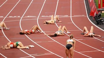 Las atletas en el suelo después de las eliminatorias de Heptatlón 800m femenino