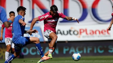 Futbol, Universidad de Chile vs Palestino
Fecha 24, Liga de primera 2025.
El jugador de Palestino Junior Marabel, derecha, disputa el balon contra Ignacio Tapia de Universidad de Chile durante un partido de la liga de primera disputado en el estadio Santa Laura de Santiago, Chile.
13/10/2025
Pepe Alvuar/Photosport
Football, Universidad de Chile vs Palestino
24th turn, 2025 First division league.
Palestino player Junior Marabel, right, vies for the ball against Ignacio Tapia of Universidad de Chile during a first division league match at the Santa Laura stadium in Santiago, Chile.
13/10/2025
Pepe Alvuar/Photosport