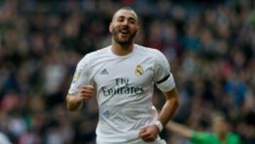 Benzema celebra la consecución del quinto gol de su equipo ante el Sporting