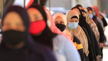 Egyptians wearing face masks against Covid-19 queue up to vote on August 11, 2020 for a new senate in an upper house election. - The two-day vote for 200 of the Senate&#039;s 300 seats will be largely contested by candidates who back President Abdel Fatta