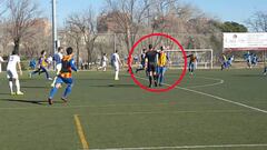 Polémica: el árbitro da gol...¡y celebra con un jugador!