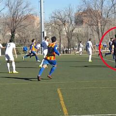 Polémica en 3ª: el árbitro da gol...¡y choca la mano con un jugador!