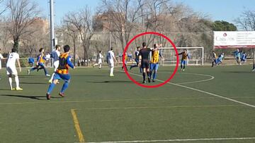 Polémica en 3ª: el árbitro da gol...¡y choca la mano con un jugador!