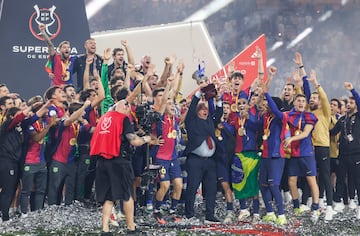 Laporta y los jugadores del Barcelona, levantan el trofeo de la Supercopa de Espa?a 2025 en el estadio King Abdullah en Yeda.