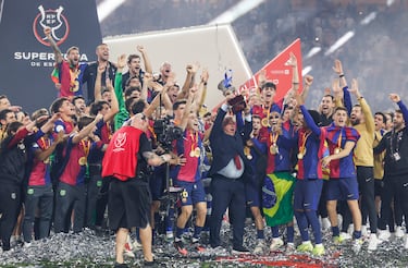 Laporta y los jugadores del Barcelona, levantan el trofeo de la Supercopa de España 2025 en el estadio King Abdullah en Yeda.
