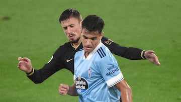 Gabri Veiga controla el balón en presencia de Lenglet.