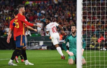 SEVILLE, SPAIN - OCTOBER 15: David de Gea of Spain looks dejected as Raheem Sterling of England celebrates after scoring his team's third goal during the UEFA Nations League A Group Four match between Spain and England at Estadio Benito Villamarin on Octo