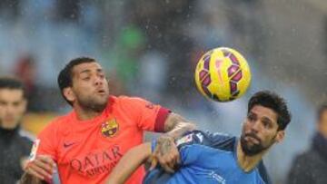 Dani Álves disputa un balón con Lafita.
