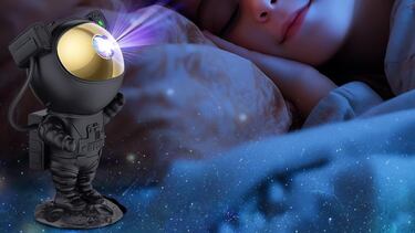 Lleva el espacio a tu casa con este proyector nocturno de estrellas