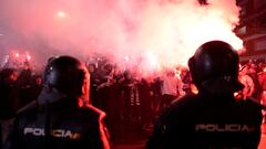 La llegada de los autobuses del Real Madrid y Atlético al Santiago Bernabéu