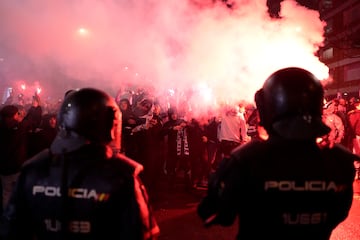 Bufandas al aire, el humo de las bengalas y el autobs del Real Madrid y el del Atltico avanzan entre la niebla... Las aficiones recibieron de esta manera a sus  equipos.