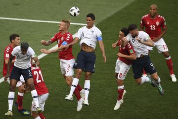 Varane salta a por el balón.