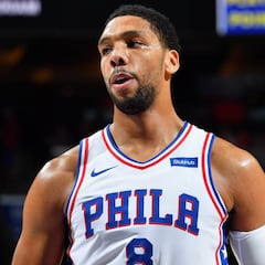 Los 76ers por fin traspasan a Okafor; Booker sale de Brookyn
