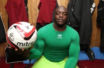 Adebayo Akinfenwa, futbolista inglés del AFC Wimbledon. Pesa más de 100 kg y mide más de 1.80. En la imagen posando tras un hat trick ante el Accrington Stanley cuando jugaba como delantero en el Northampton Town.