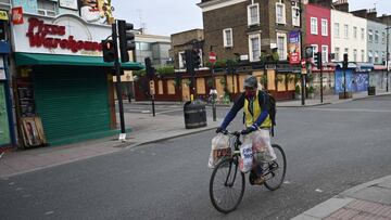 Hombre en bicicleta en Londres.