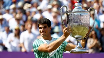 Tennis - ATP 500 - Queen's Club Championships - Queen's Club, London, Britain - June 25, 2023 Spain's Carlos Alcaraz celebrates with the trophy after winning his final match against Australia's Alex de Minaur Action Images via Reuters/Peter Cziborra