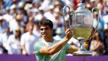 Tennis - ATP 500 - Queen's Club Championships - Queen's Club, London, Britain - June 25, 2023 Spain's Carlos Alcaraz celebrates with the trophy after winning his final match against Australia's Alex de Minaur Action Images via Reuters/Peter Cziborra