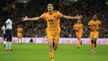 Raúl Jiménez celebra el gol.