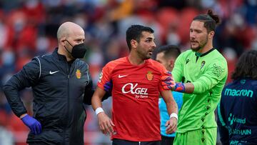 MALLORCA, SPAIN - FEBRUARY 05: Angel Luis Rodriguez of RCD Mallorca leaves the pitch injured during the LaLiga Santander match between RCD Mallorca and Cadiz CF at Estadio de Son Moix on February 05, 2022 in Mallorca, Spain. (Photo by Cristian Trujillo/Quality Sport Images/Getty Images)
