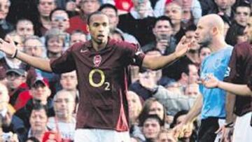 <b>¿PERO QUÉ HAS HECHO? </b>Henry pide explicaciones, Pires pone cara de pena y el colegiado y David James se ríen. No fue para menos.